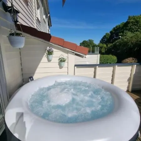 Cheerful 3 Bedroom With Hot Tub