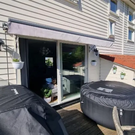 Cheerful 3 Bedroom With Hot Tub Hotel