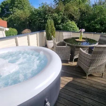 Cheerful 3 Bedroom With Hot Tub Hotel